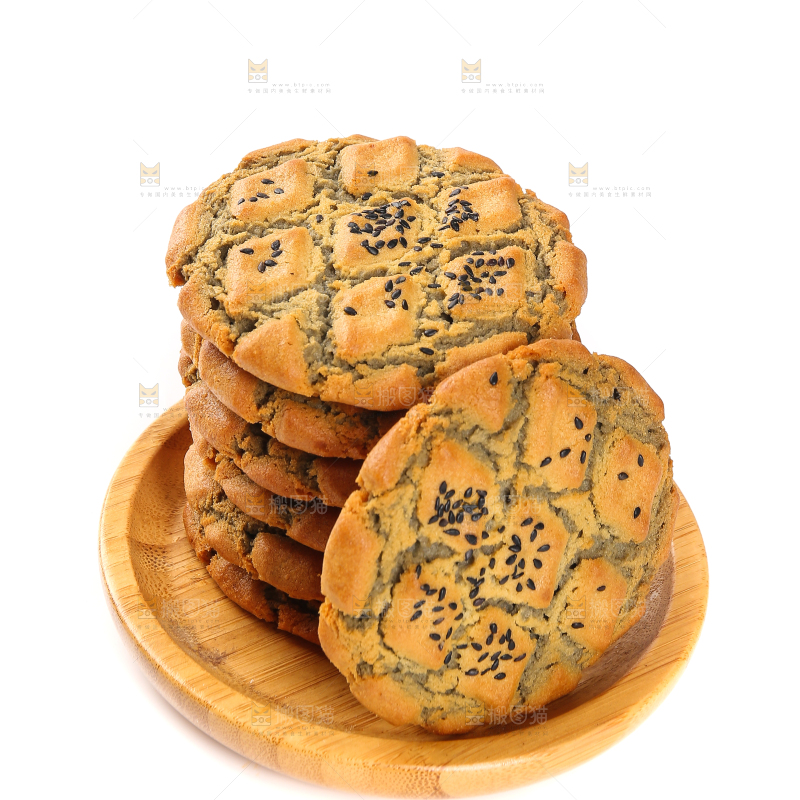 白底上放着一盘铁棍山药桃酥