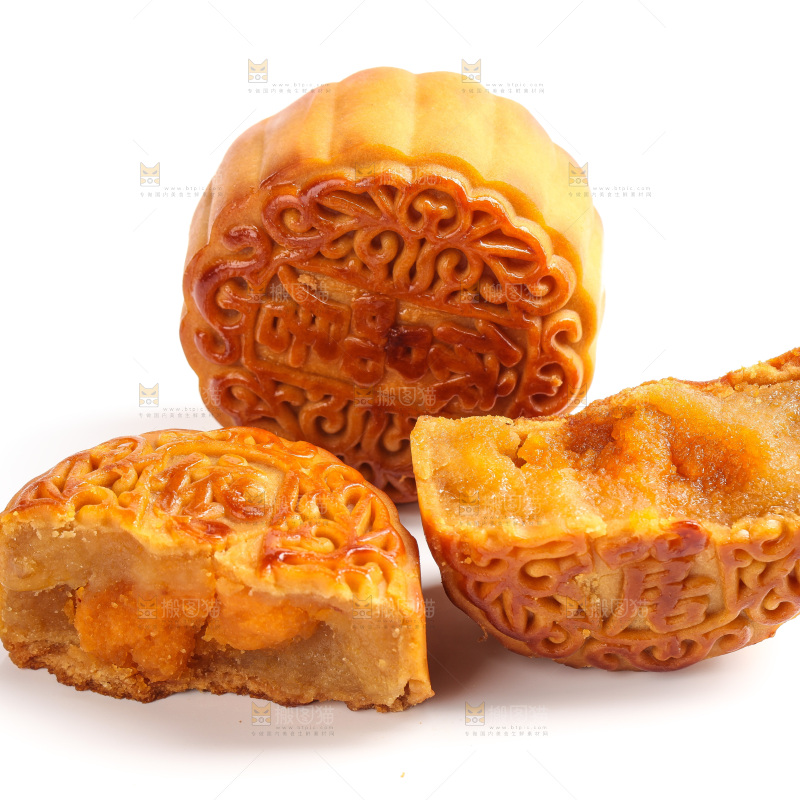 白底上切开的蛋黄月饼
