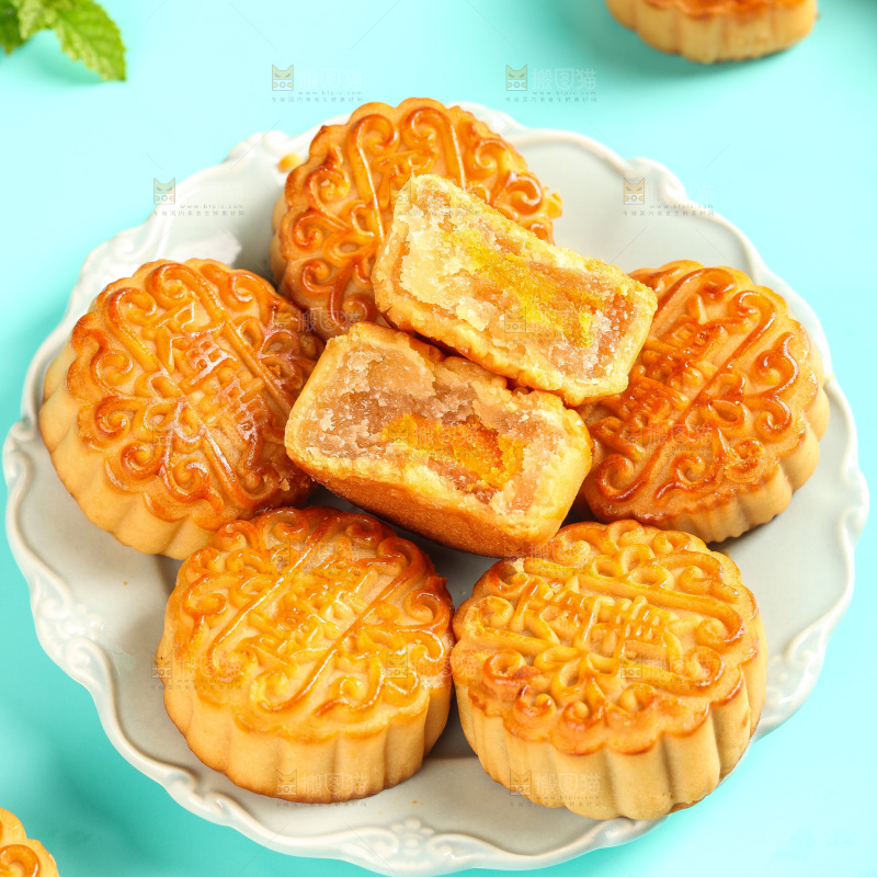 盘子里的蛋黄月饼