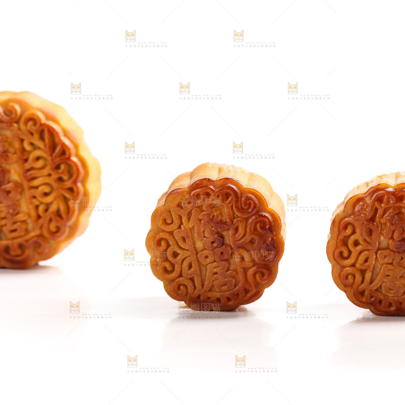 白底上的广式蛋黄月饼