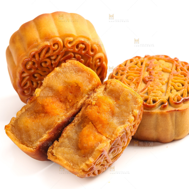 白底上切开的蛋黄月饼