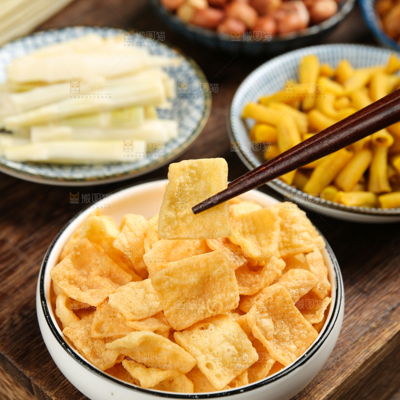 筷子上夹着的炸腐竹