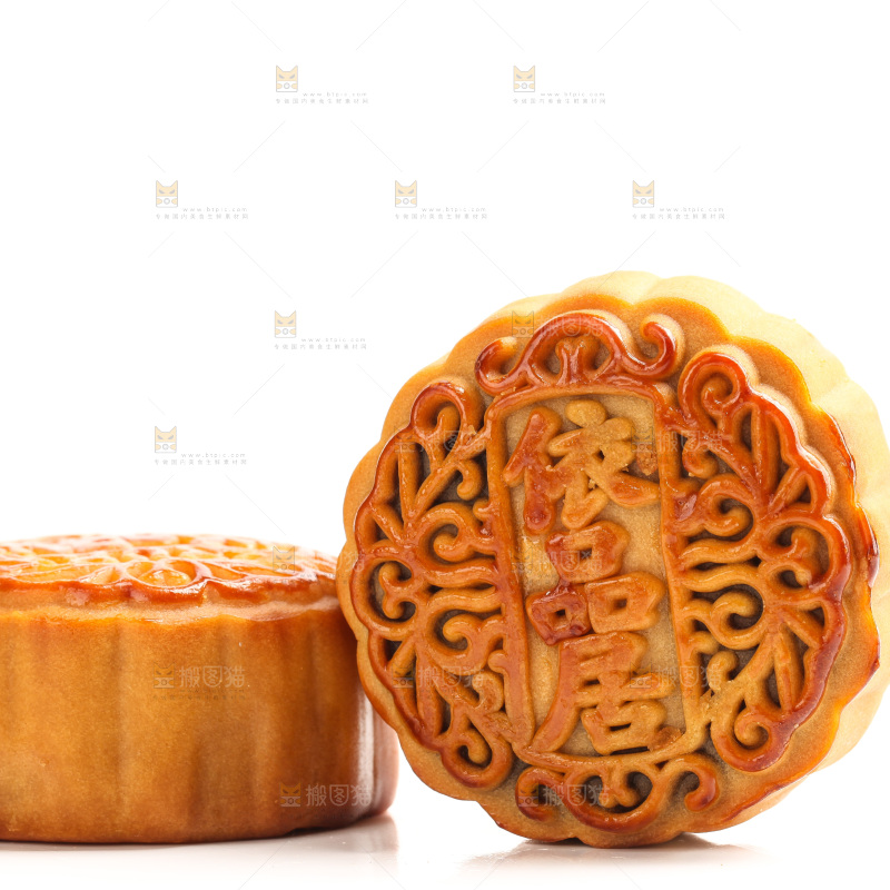 白底上的广式蛋黄月饼