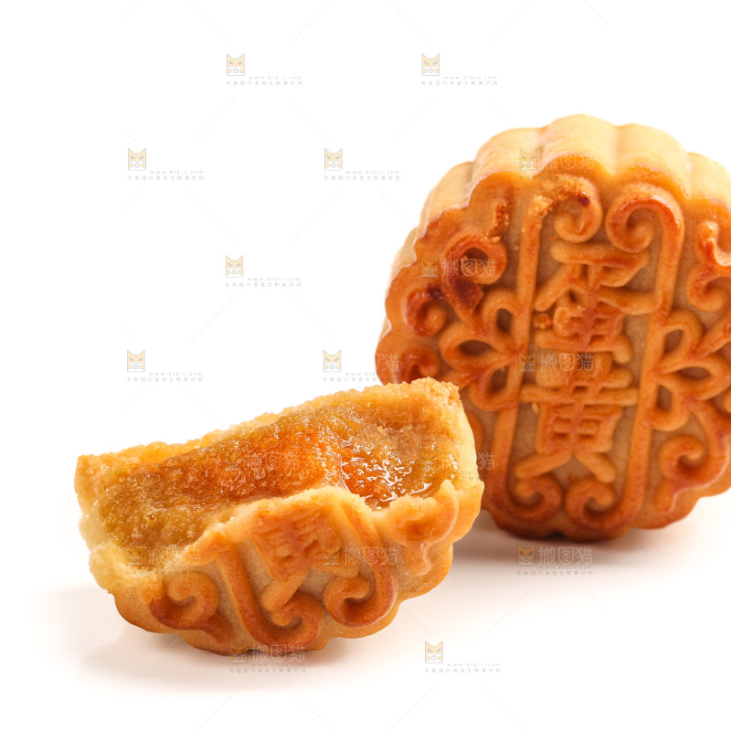白底上切开的蛋黄月饼