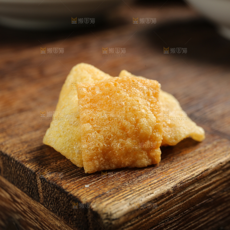 木底上放着的炸腐竹