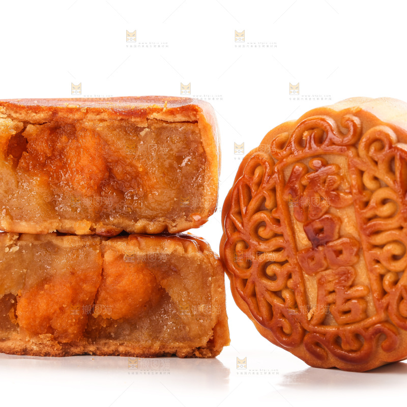 白底上切开的蛋黄月饼