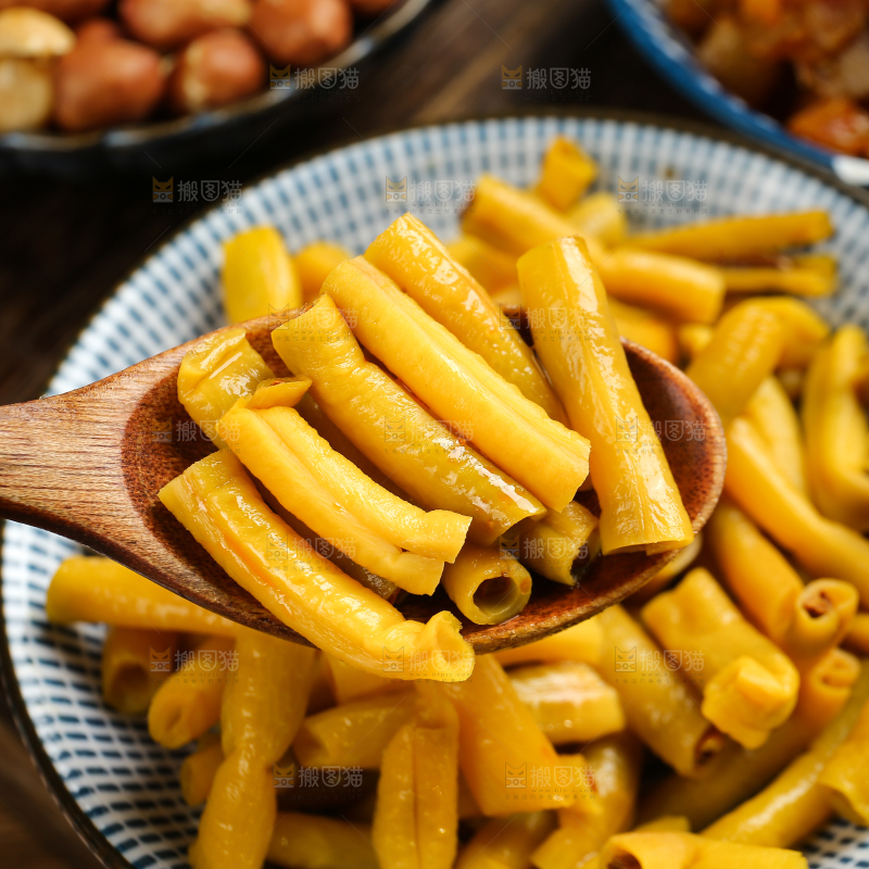 勺子上的酸豆角