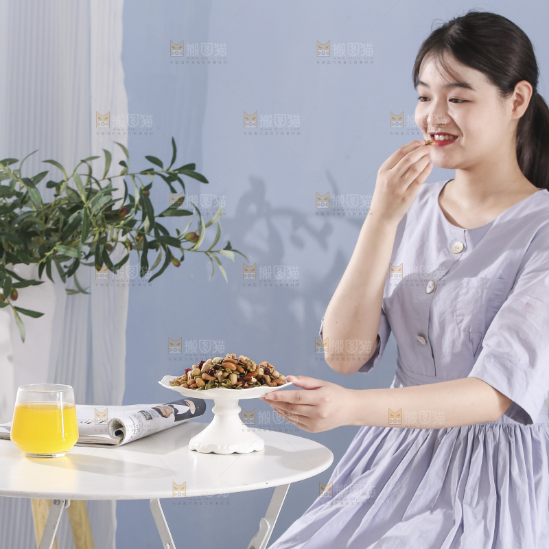 女孩正在吃坚果