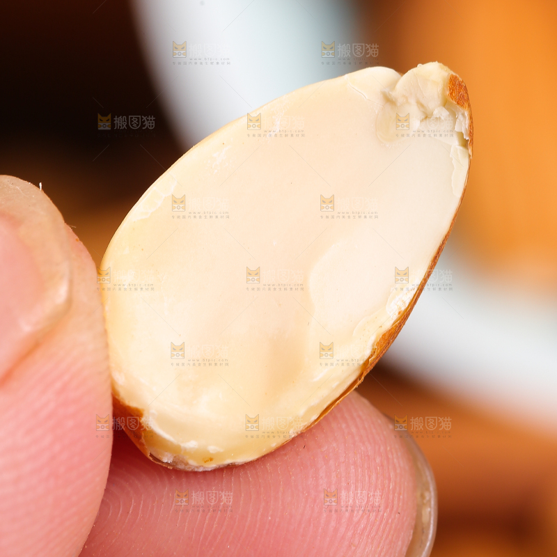 手上拿着的巴旦木仁