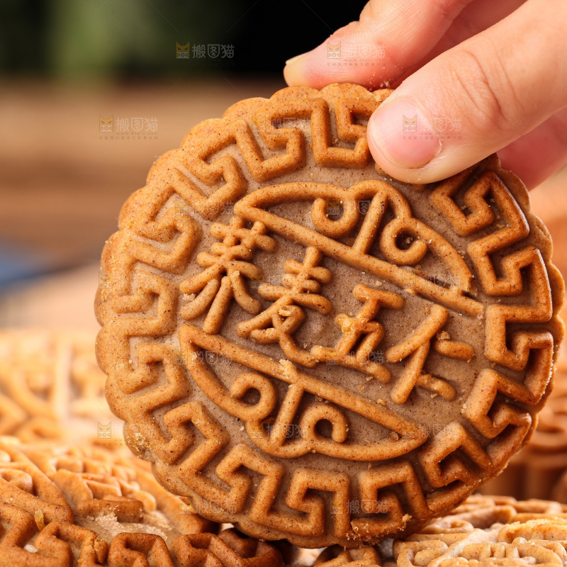 手拿着荞麦五仁月饼