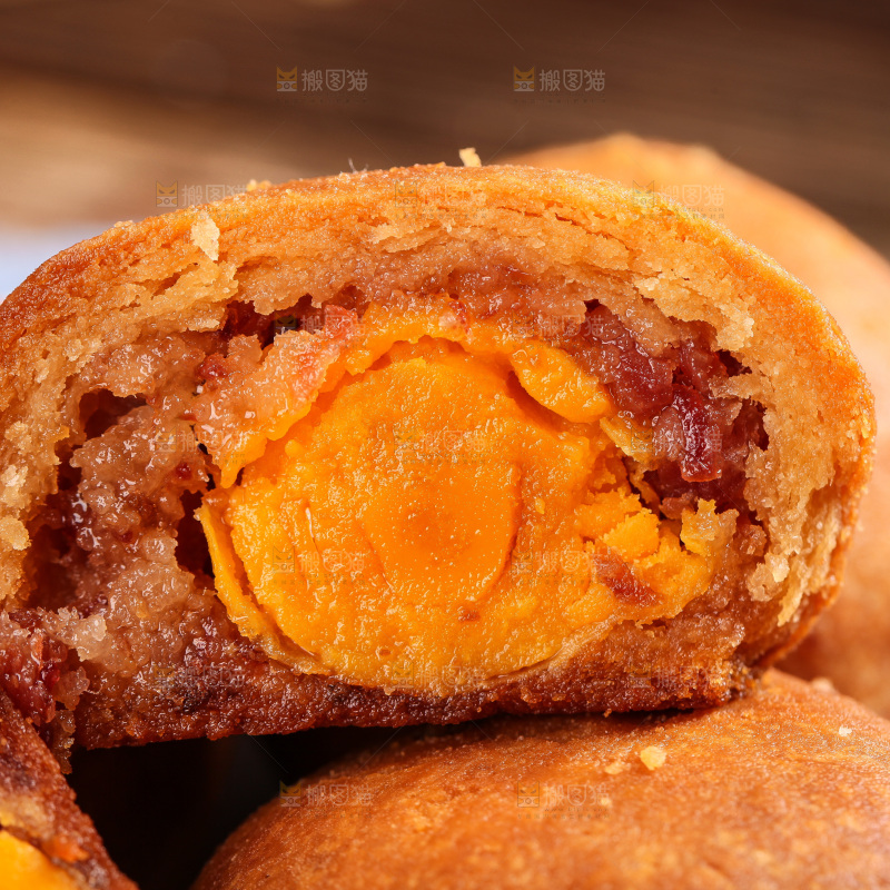 堆放着的火腿蛋黄月饼