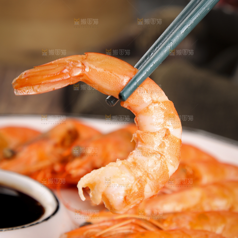 筷子上夹着清蒸对虾