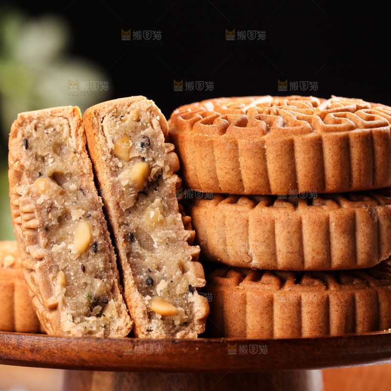 盘子里的荞麦五仁月饼