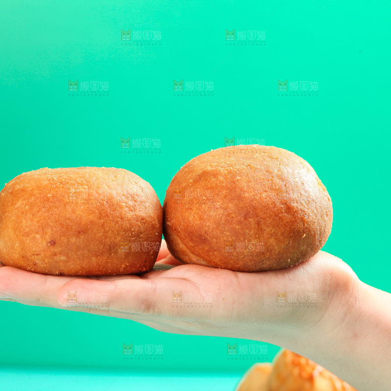 手上放着火腿蛋黄月饼