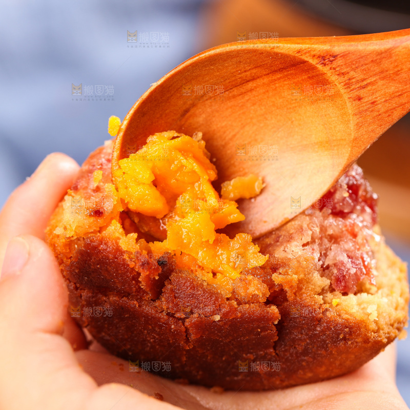 手里拿着火腿蛋黄月饼