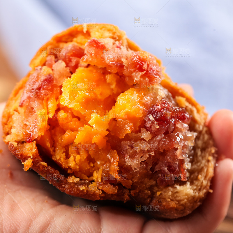 手里拿着火腿蛋黄月饼