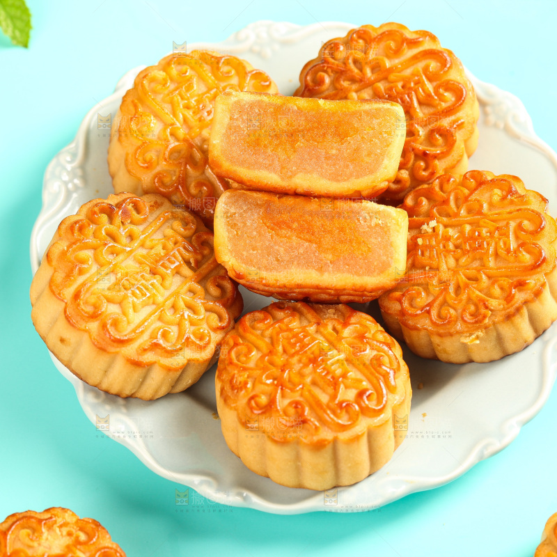 盘子里的蛋黄月饼
