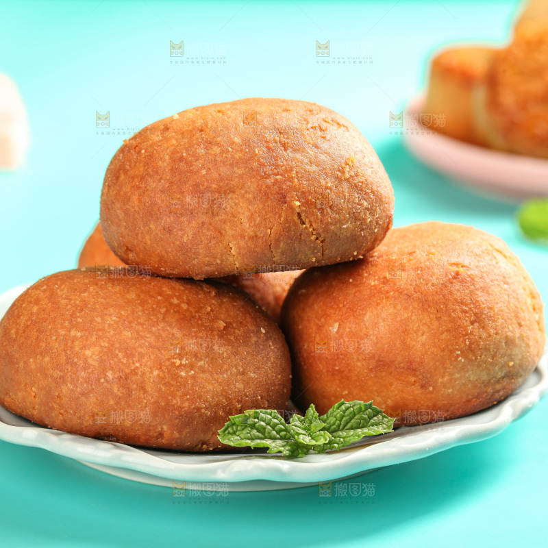 盘子里的火腿蛋黄月饼