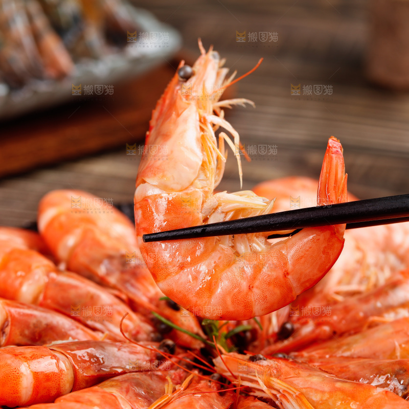 筷子上夹着的大虾