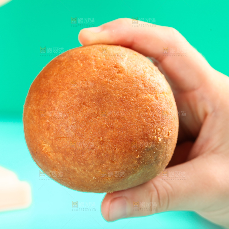 手里拿着火腿蛋黄月饼