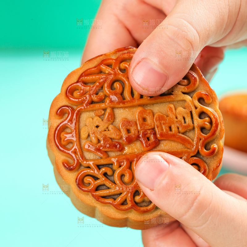 手上拿着蛋黄豆沙月饼