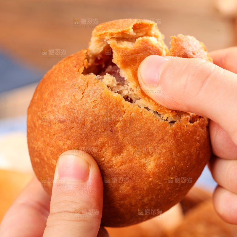 手里拿着掰开的火腿月饼