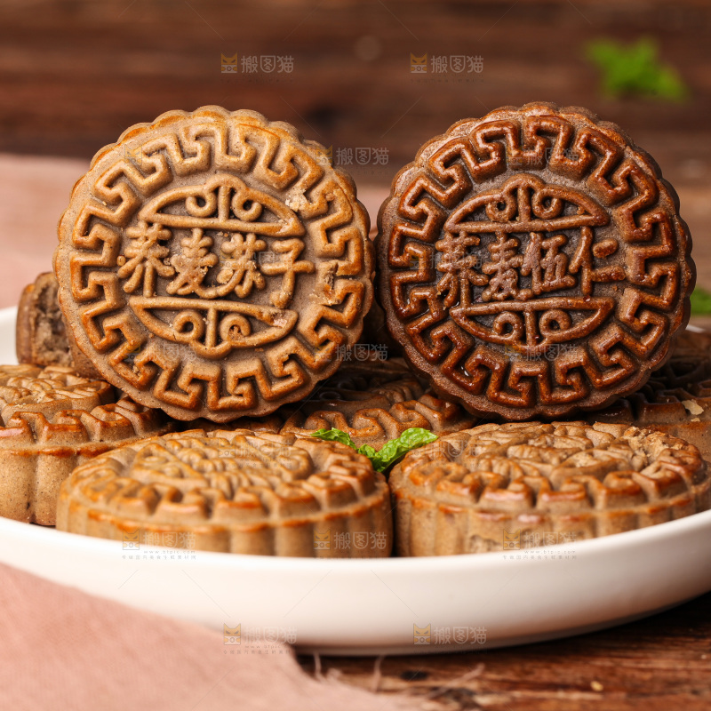 盘子里的荞麦五仁月饼