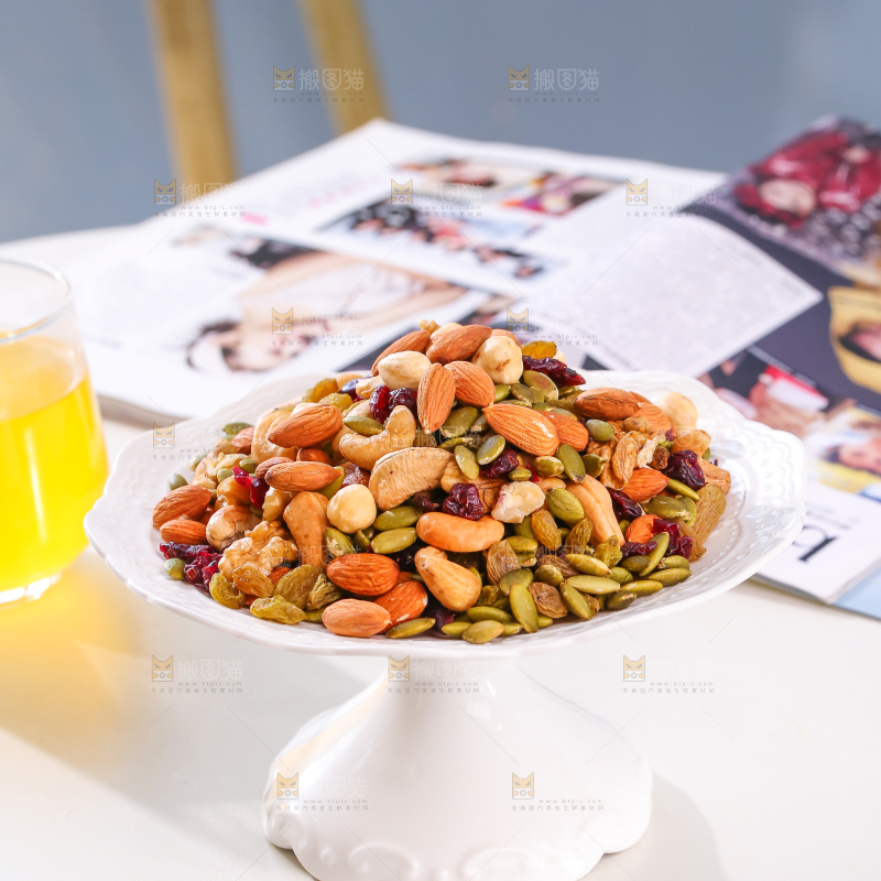 桌子上放着一盘坚果组合