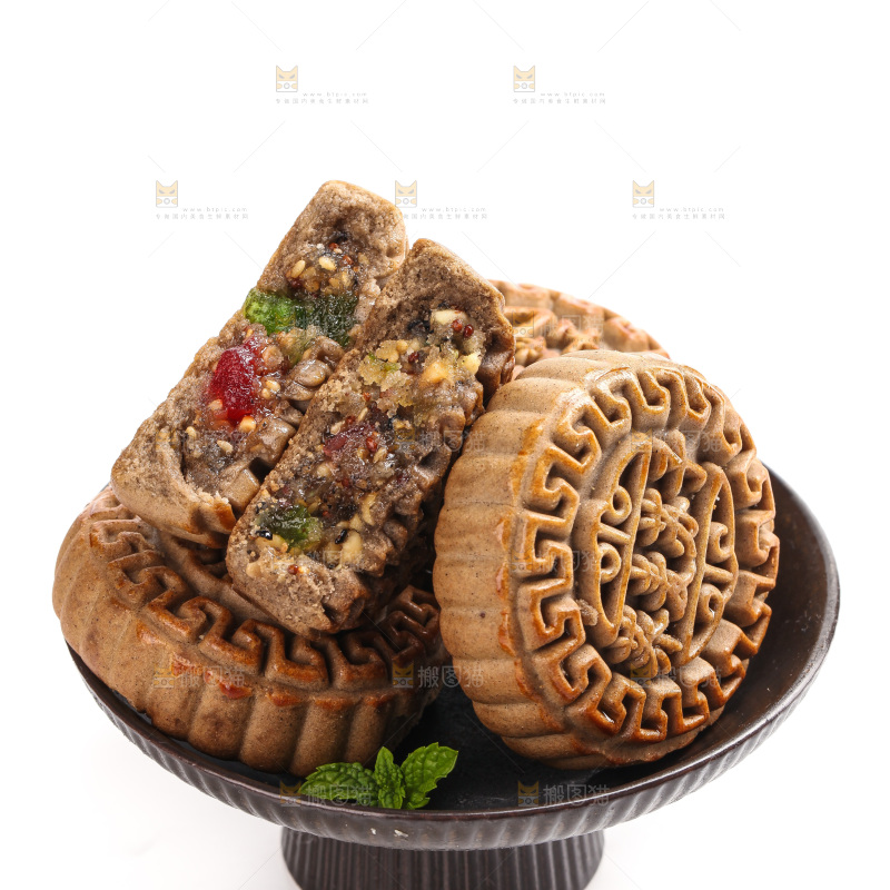 白底上的一盘荞麦苏子月饼