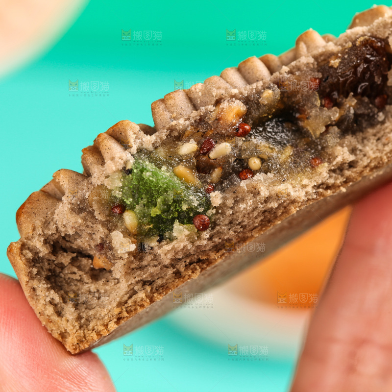 手拿着荞麦苏子月饼