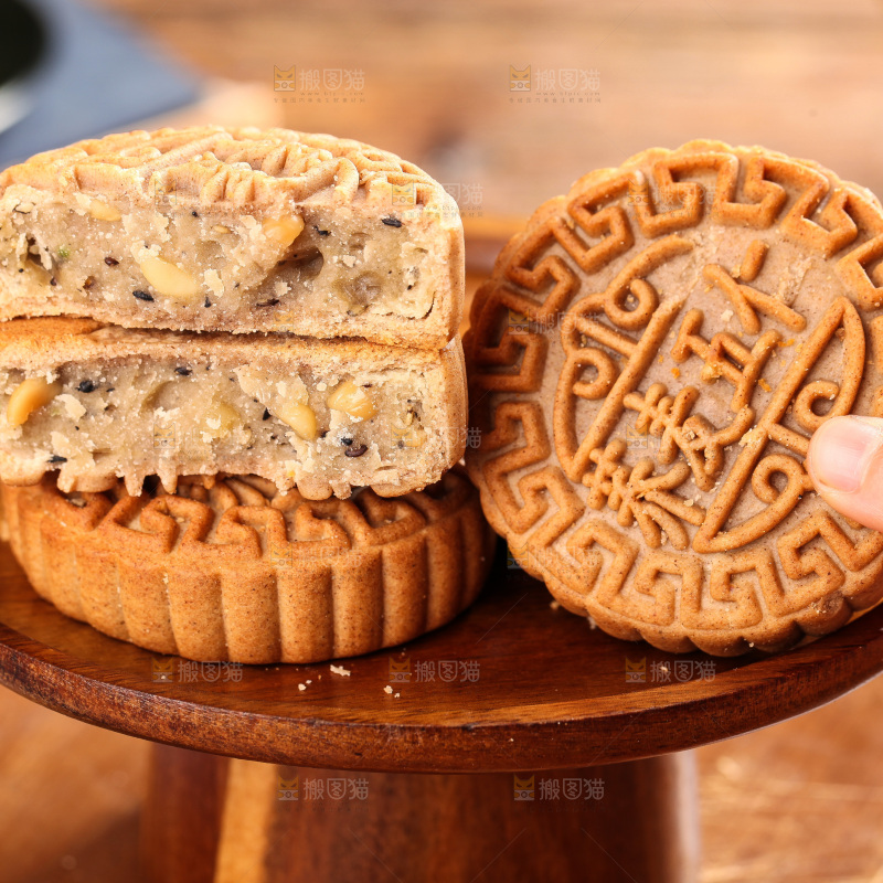 盘子里的荞麦五仁月饼