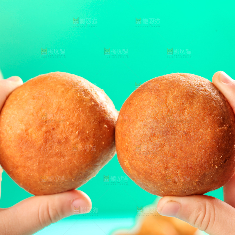 手里拿着火腿蛋黄月饼