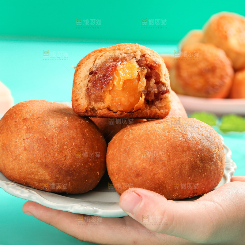 手上端着一盘火腿蛋黄月饼
