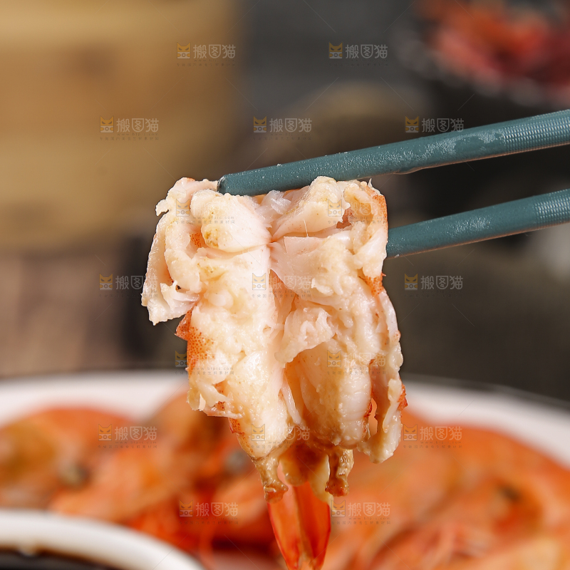 筷子上夹着清蒸对虾