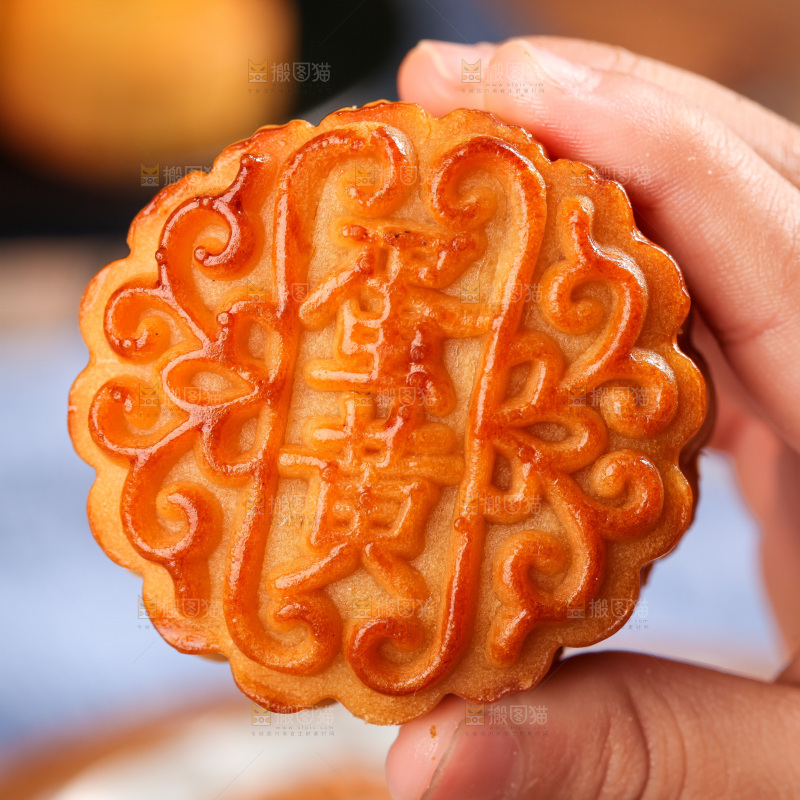 手拿着蛋黄月饼