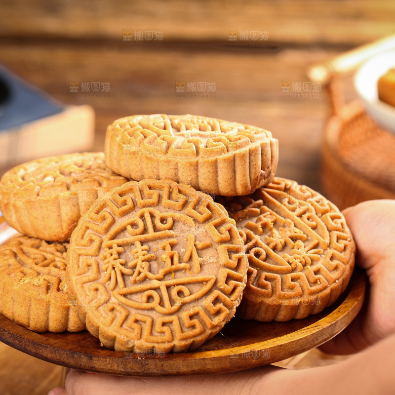 盘子里的荞麦五仁月饼