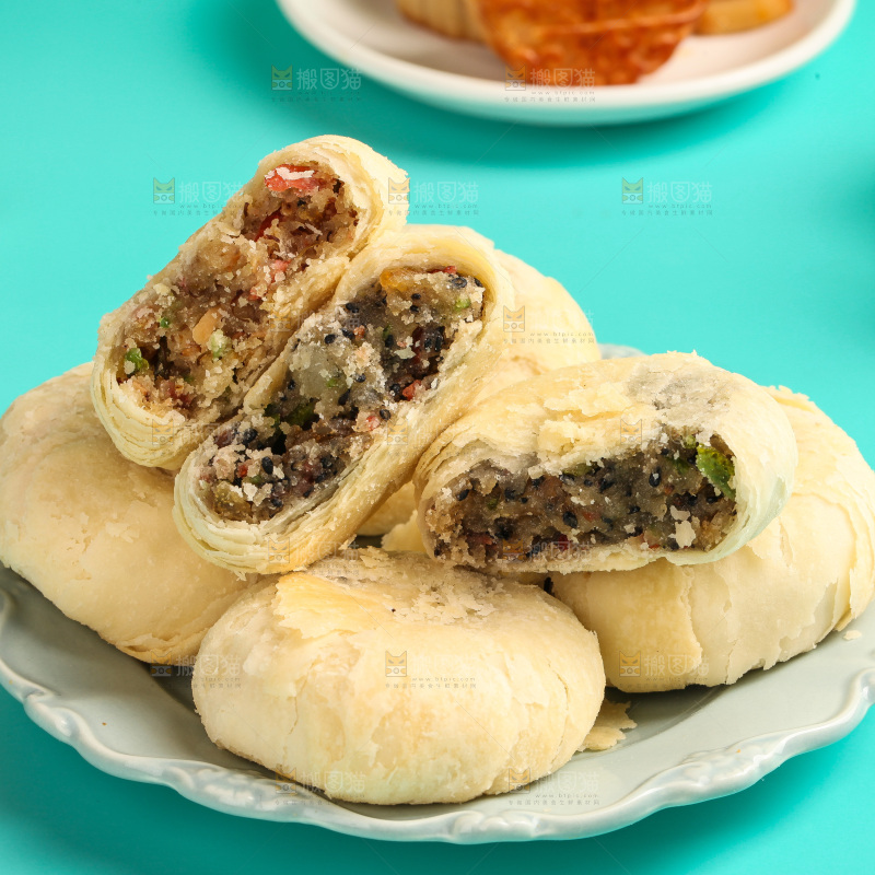 盘子里的酥皮五仁月饼