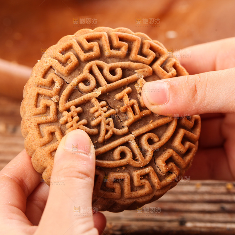 手拿着荞麦五仁月饼
