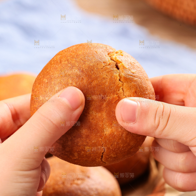 手里拿着火腿月饼