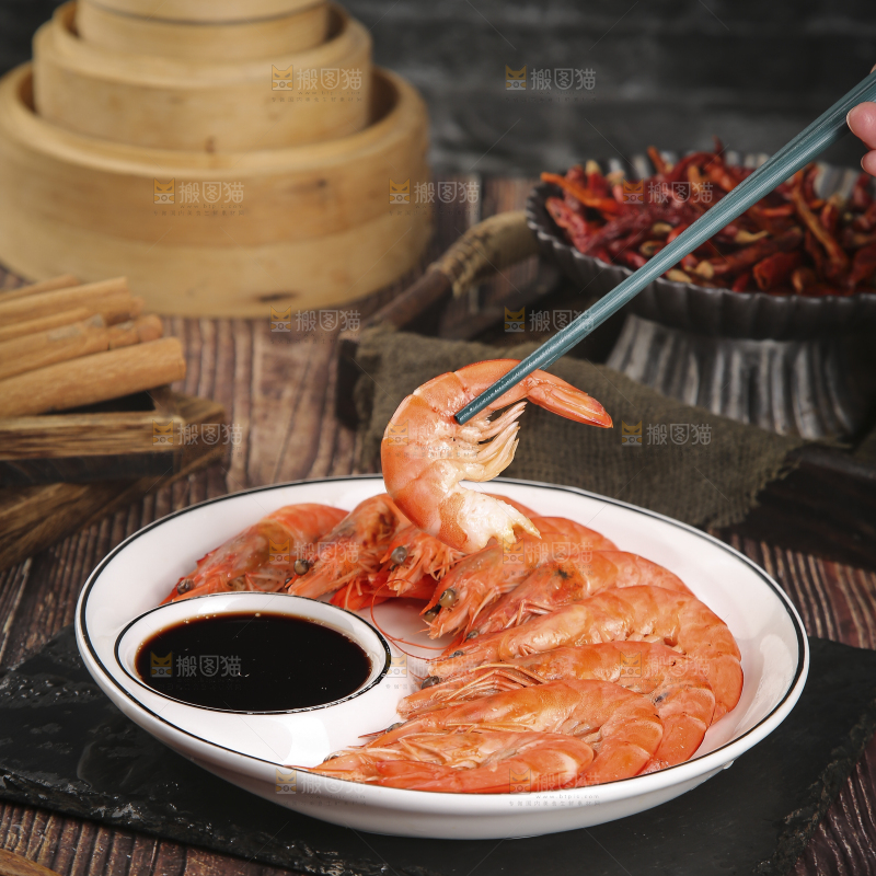 筷子上夹着清蒸对虾