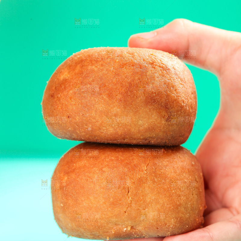 手里拿着火腿蛋黄月饼