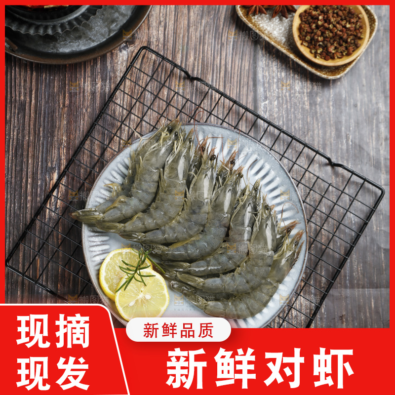 深底上放着一盘大虾