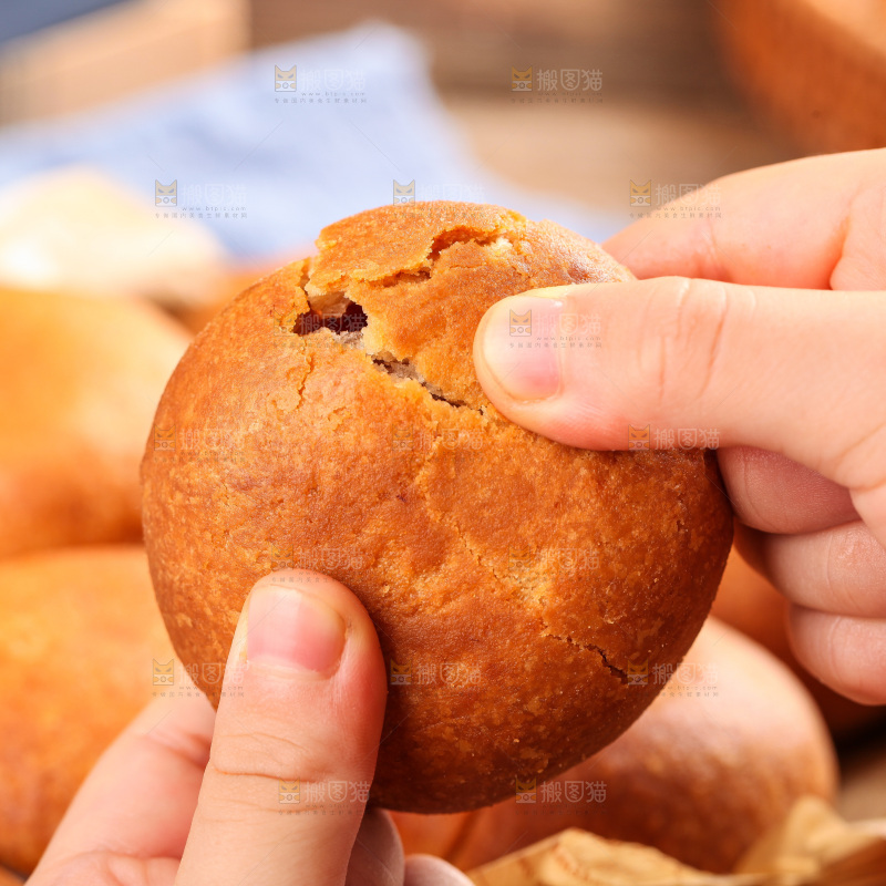 手里拿着火腿月饼