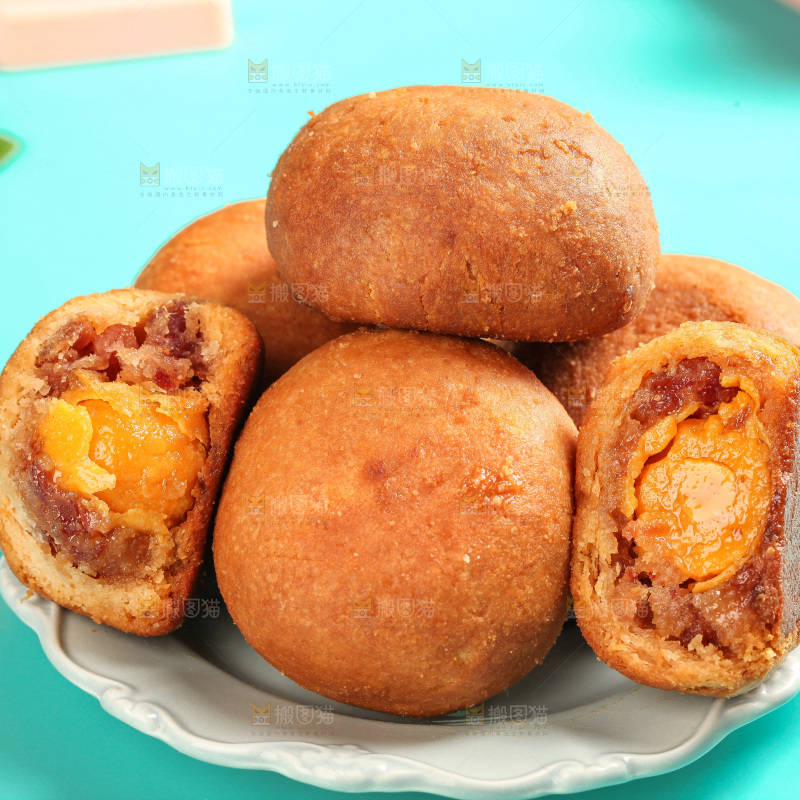 盘子里的火腿蛋黄月饼