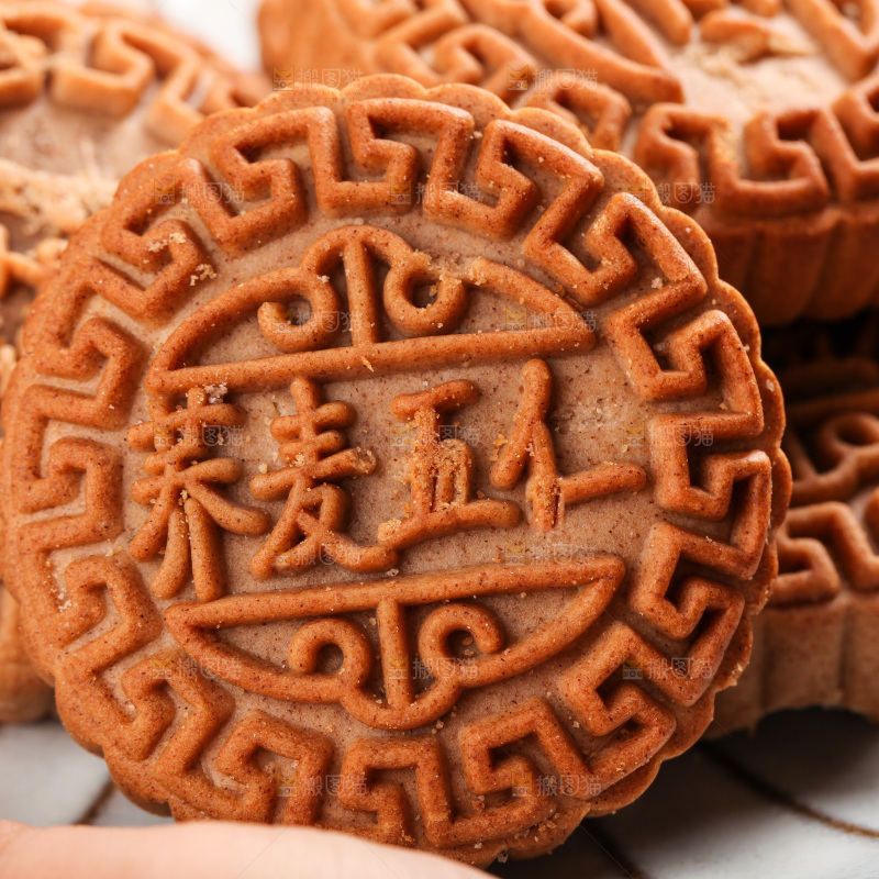 堆放着的荞麦五仁月饼