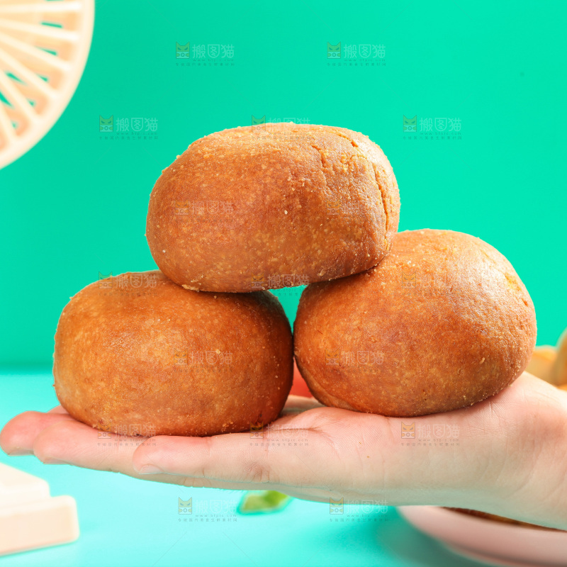 手上放着火腿蛋黄月饼