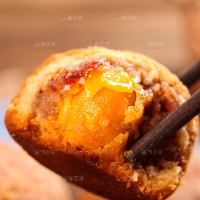 筷子夹着火腿蛋黄月饼