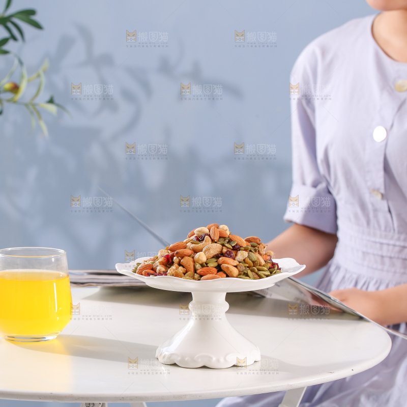 桌子上放着一盘坚果组合