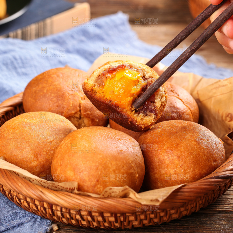 筷子夹着火腿蛋黄月饼
