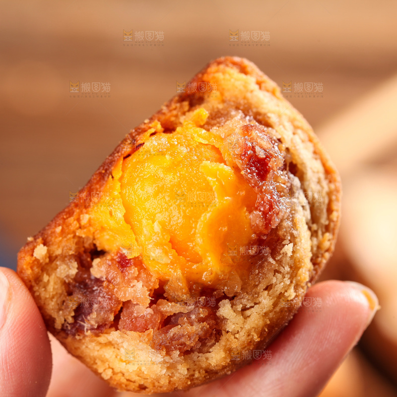 手里拿着火腿蛋黄月饼